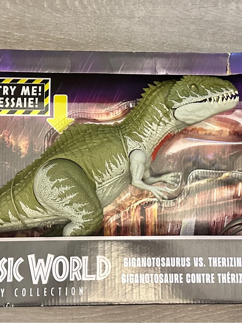 Jurassic World posable world roaring